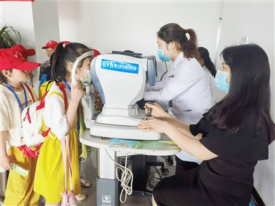 荆门晚报小记者团与荆门爱尔眼科医院联手，开展了“科学防控近视，守护‘睛’彩‘视’界”活动